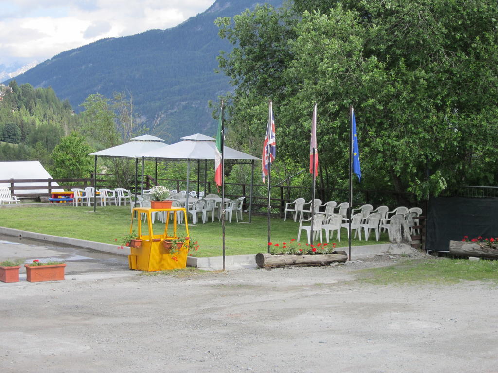 Hotel De La Telecabine Courmayeur Buitenkant foto